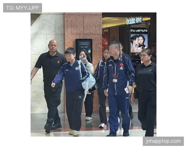 孙颖莎的行李箱里塞了20双球鞋，日常穿搭全是队服？